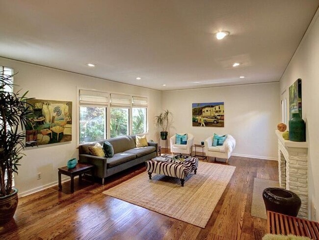 Building Photo - Charming Land Park Home. Modern Comfort Me...