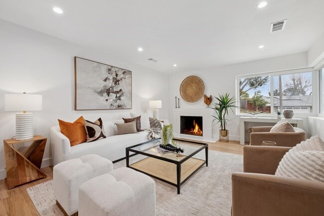 Building Photo - Updated Woodland Estates Home