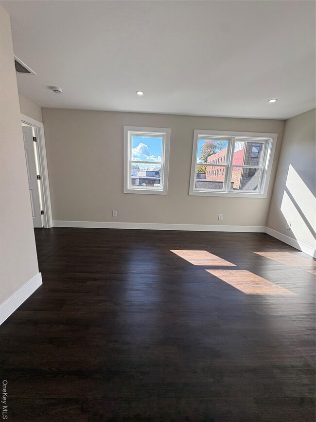 Building Photo - 579 Main St