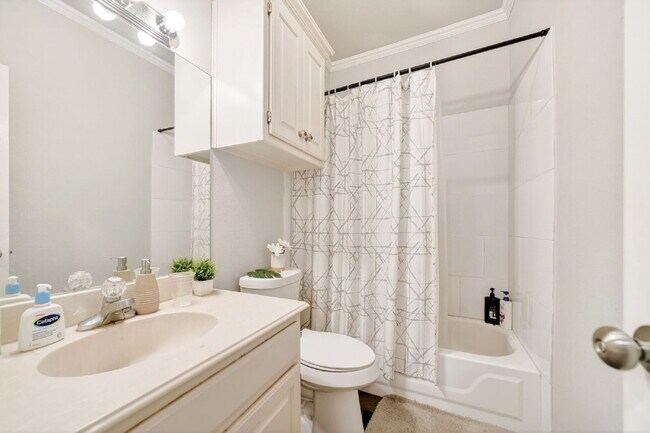 Building Photo - Exceptional Home in Arlington – Great Layout & Prime Location