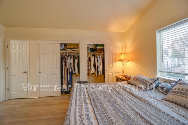 Building Photo - 6001 NE 33rd Cir