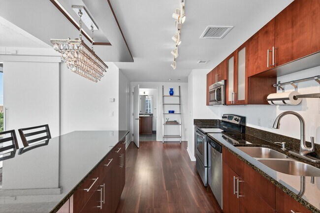 Building Photo - Gorgeous "Reflections" Condo w/ Panoramic Views, Light Rail Station, walk to Mall of America!