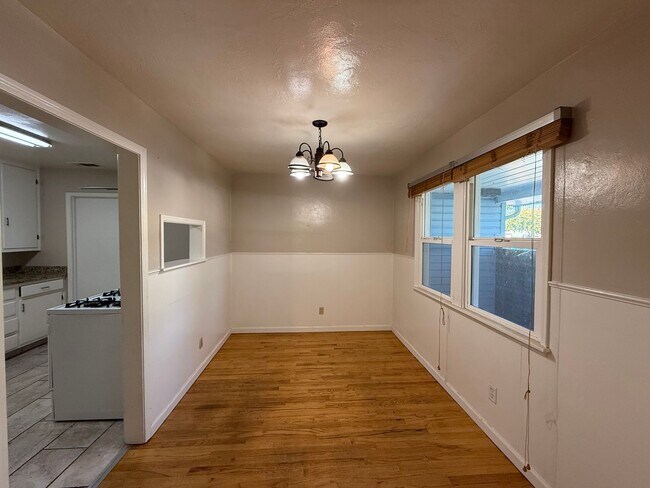 Building Photo - Single story in the heart of Modesto!