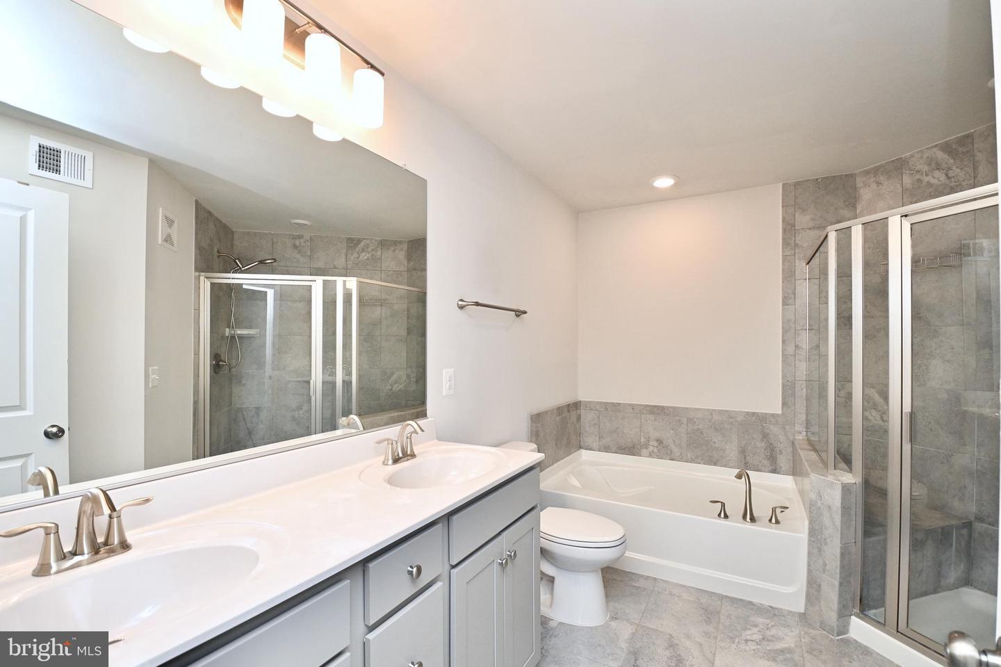 Building Photo - 5555 Lanteen St