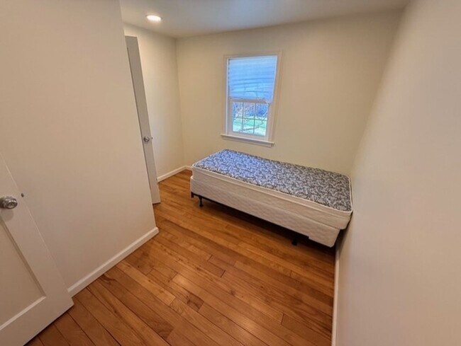 Building Photo - House on Centre Lane!