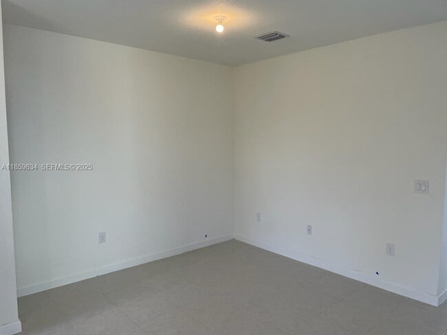 Building Photo - 945 NE 211th St