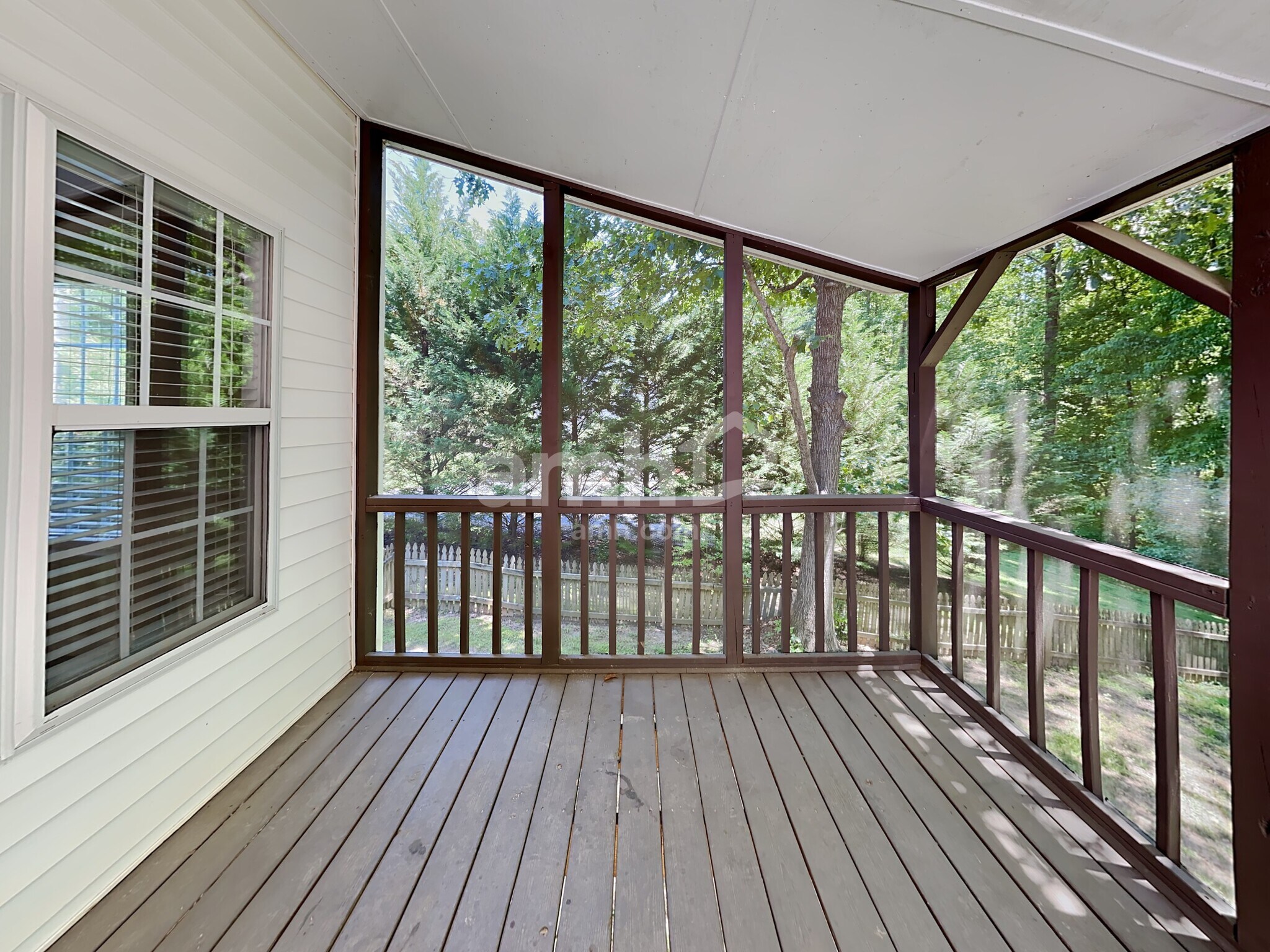 Building Photo - 1609 Middle Ridge Dr