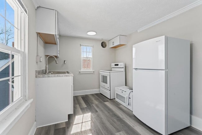 Building Photo - 621 E Main St