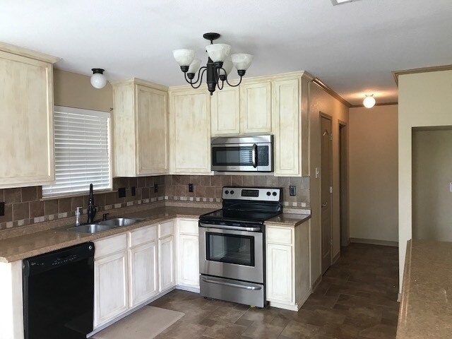 Building Photo - HUGE home in Red Oak!!