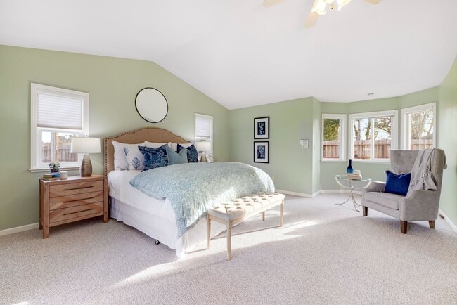 Building Photo - Beautiful 5 bedroom/3bath home with a pool