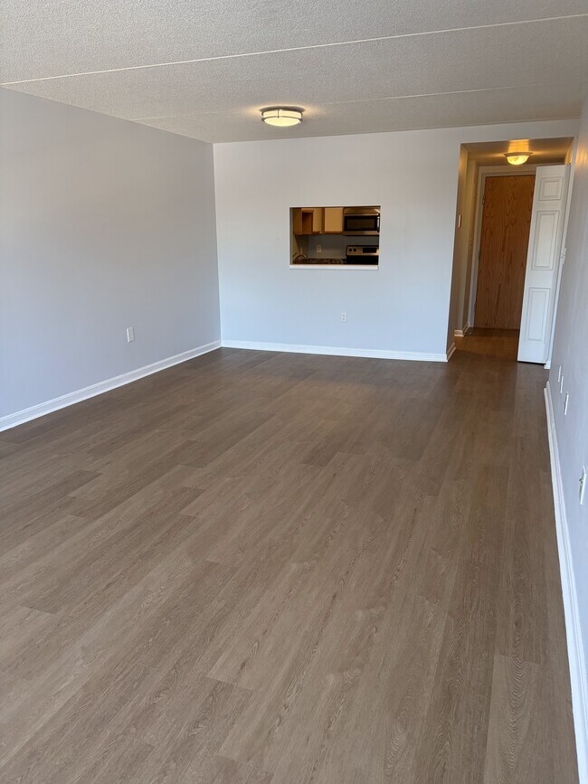 Dining/Living Room - 100 Ledgewood Dr