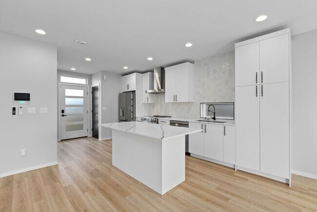 Building Photo - Newly Built Air-Conditioned Luxury Townhome in Highly Desired Admiral