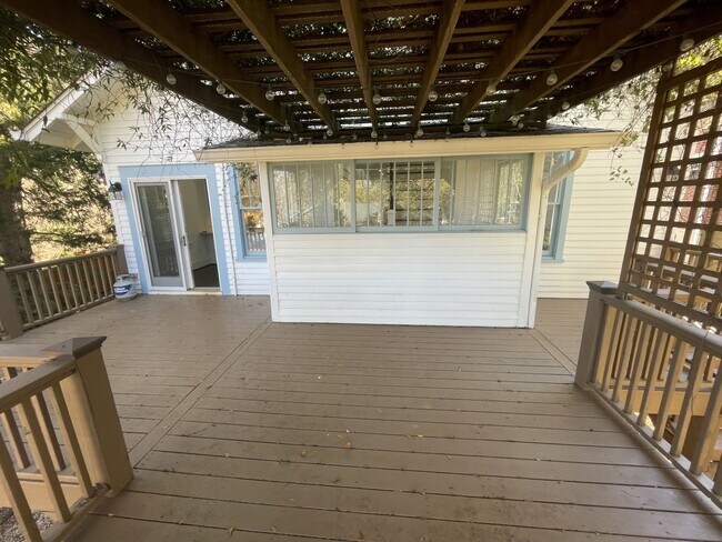 Building Photo - 4 Bd 3 Ba House