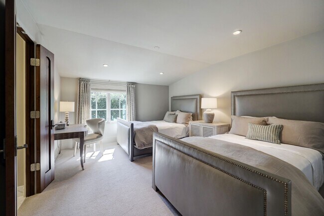 Building Photo - 5610 Lynbrook Dr