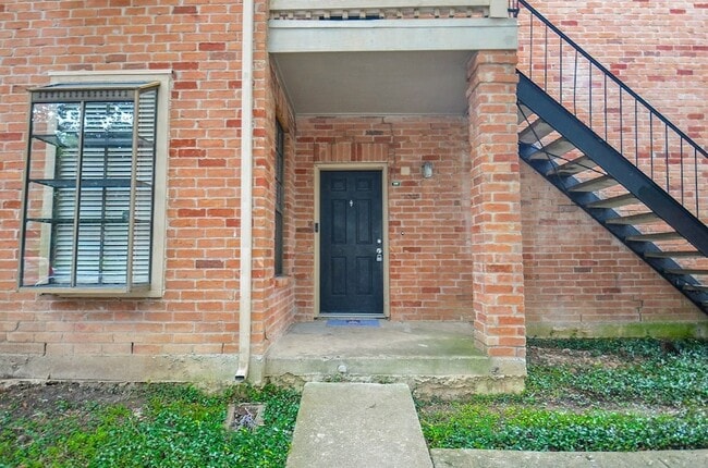 Building Photo - 2255 Braeswood Park Dr