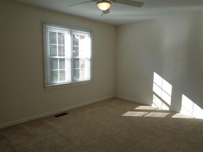 Building Photo - Peacehaven/Sherwood Forest Townhouse