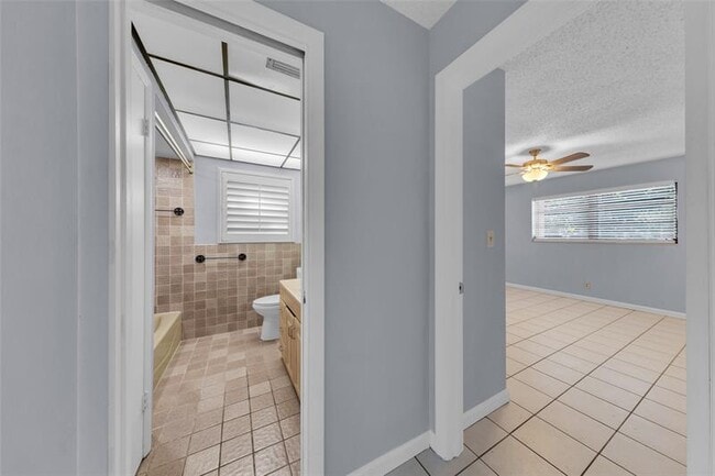 Building Photo - 608 NE 21st Ct