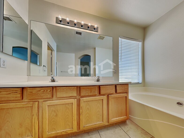 Building Photo - 10126 Olla Ave