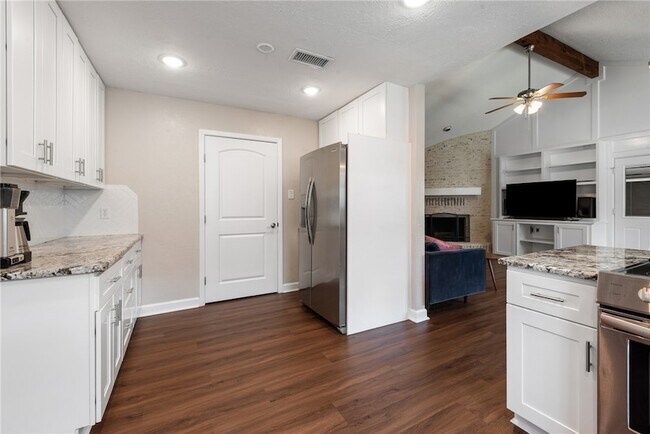 Building Photo - 2907 Broadmoor Dr