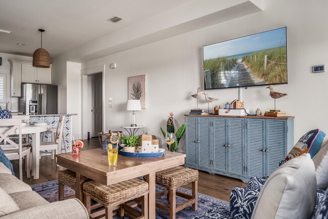 Building Photo - 105 W 7th St