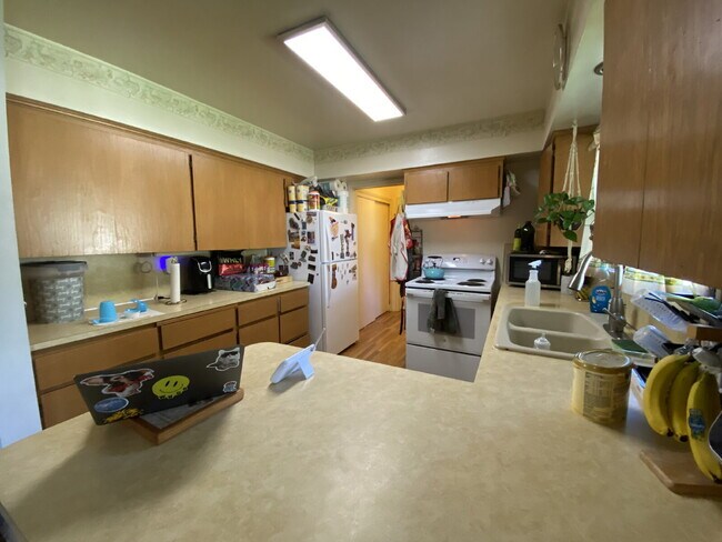 Building Photo - Massive Fenced Yard, Spacious 3BR Near Hospital, Shopping & Waterfront in Prime Bellingham Location