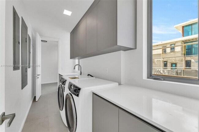 Building Photo - 2110 S Miami Ave
