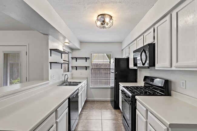 Building Photo - 2208 Lobo Dr