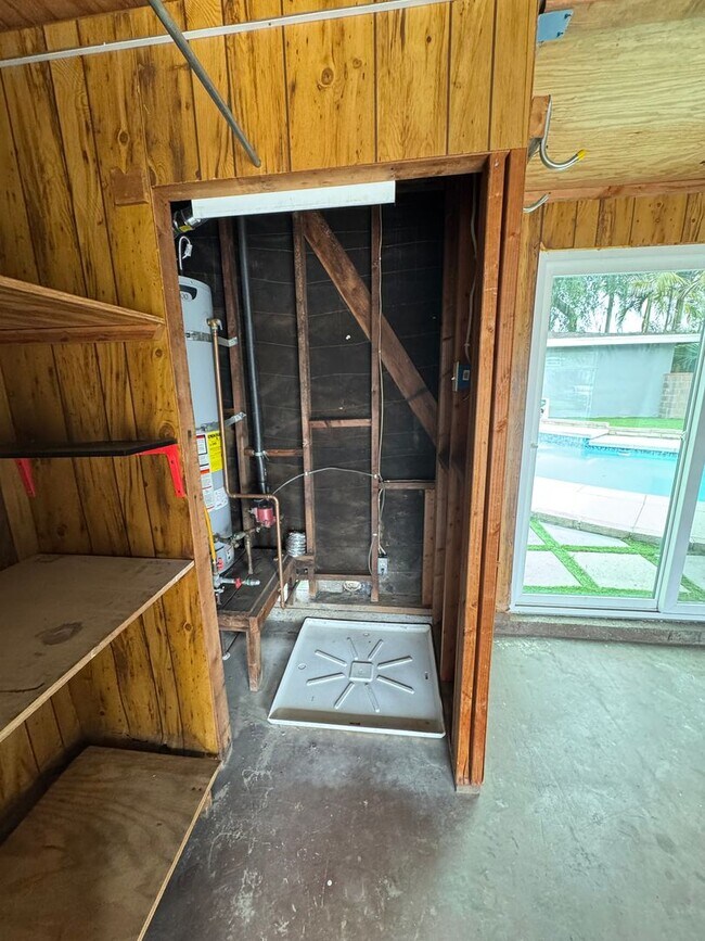 Building Photo - Beautiful 3 bedroom 2 bath Pool Home...  this one is a SHOW STOPPER