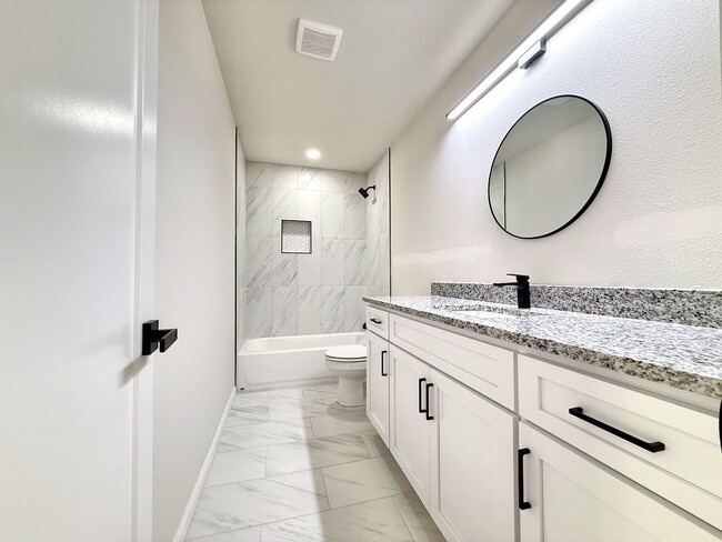 Building Photo - 2009 W Easton Ct