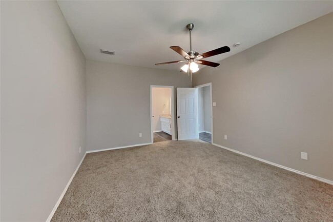 Building Photo - 2727 Lakecrest Way Dr