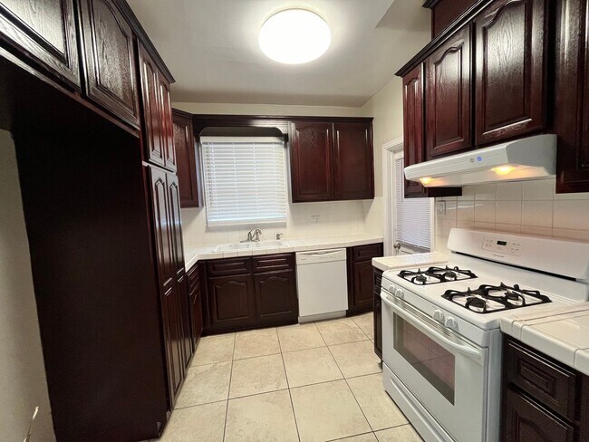 Building Photo - LARGE UPSTAIRS 2 BEDROOM 1 BATH, BUILDING ...