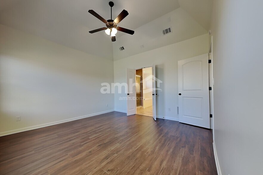 Building Photo - 3210 Greenhouse Dr