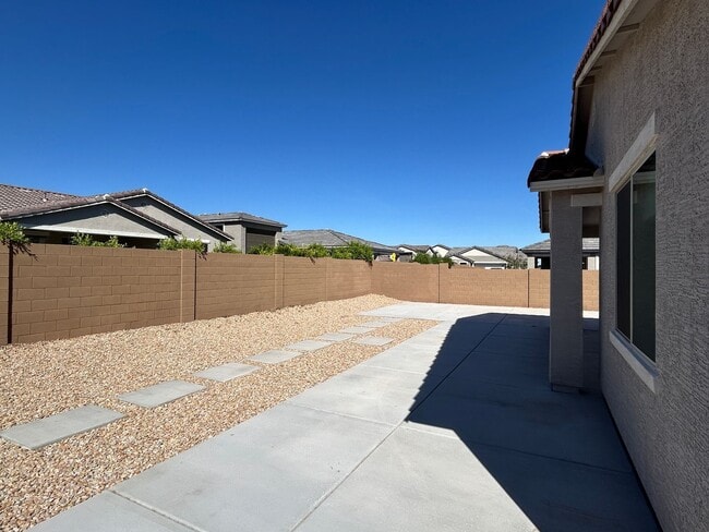 Building Photo - 18570 W Swayback Pass