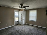 Building Photo - Cute two bedroom house in quiet neighborhood