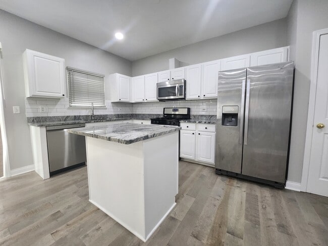 Building Photo - 3832 Baybrook Dr