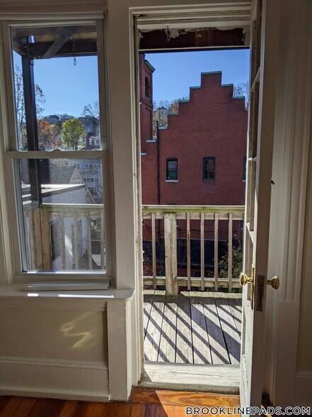 Building Photo - 1589 Beacon St