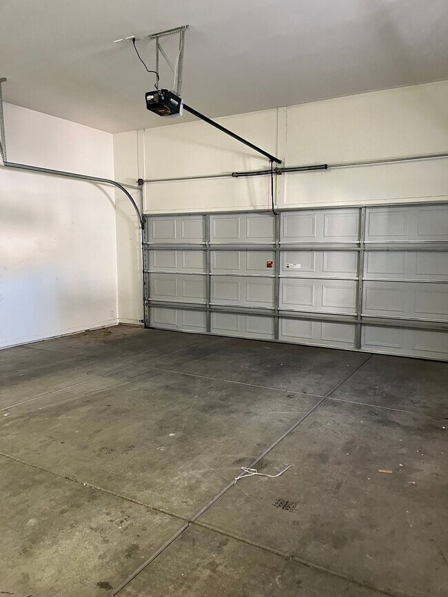 Building Photo - Elegant, spacious 3/2.5 home in gated LaPrivada