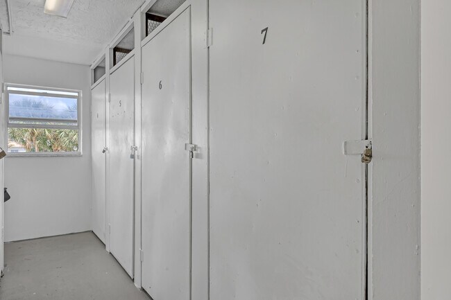 Building Photo - 1160 Hillsboro Mile