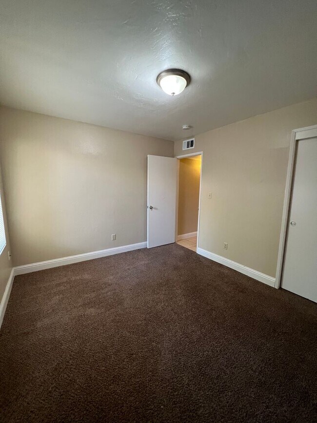 Building Photo - 7612 N Laurelglen Blvd