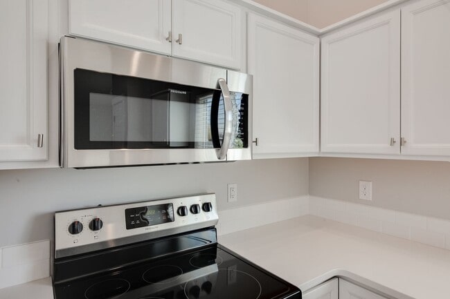 Building Photo - Beautiful 4 Bedroom Upscale Home