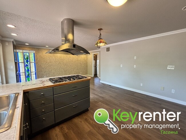 Building Photo - Stylishly Updated Lakewood Home in Seclude...