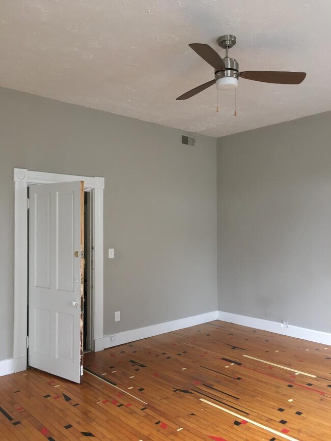 Building Photo - 2341 W McMicken Ave