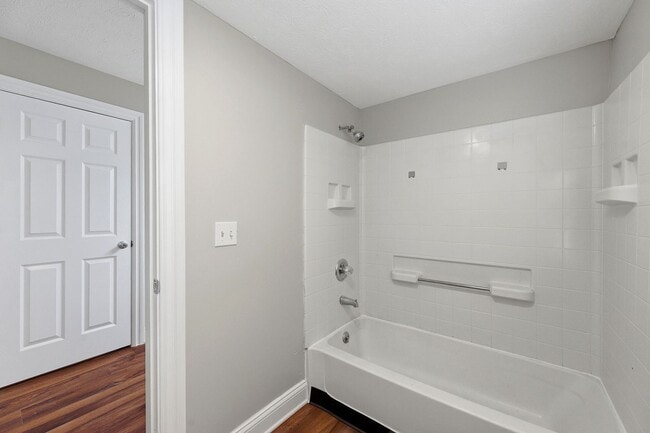 Building Photo - Updated 2BR Apartments Walkable to Xavier University