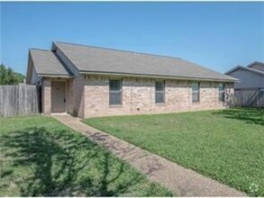 Building Photo - Pre leasing Spacious 3 bedroom 2 bath dupl...