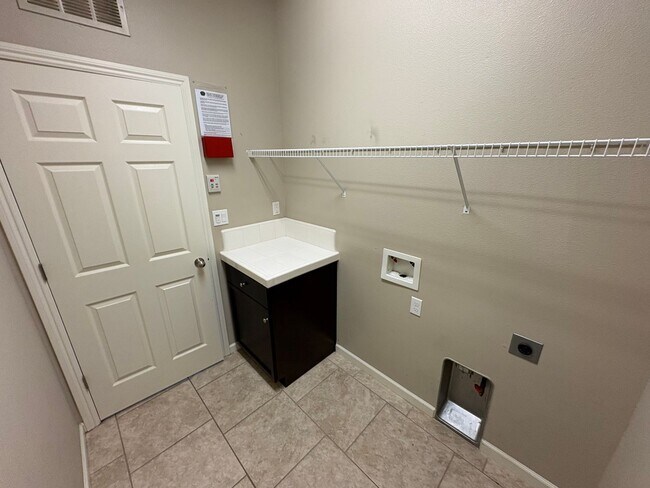 Building Photo - Lovely Clovis home Available Now!