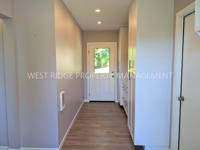 Building Photo - 4625 SW Pendleton St