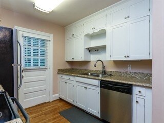 Building Photo - Great Location! One Bedroom Triplex in Cameron Village- Pet Friendly! Available August 10th!