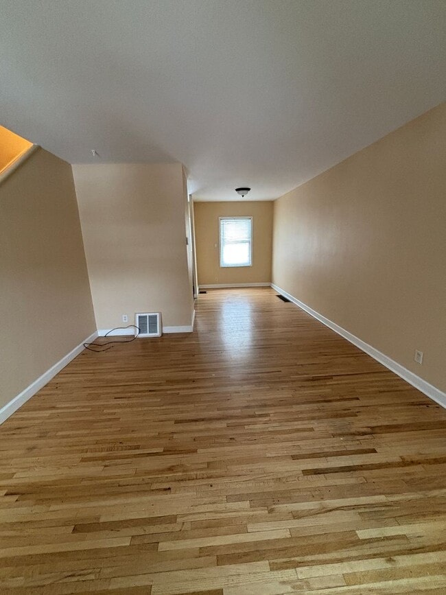 Building Photo - 2 Bedroom 1 Bathroom Townhouse for Rent!