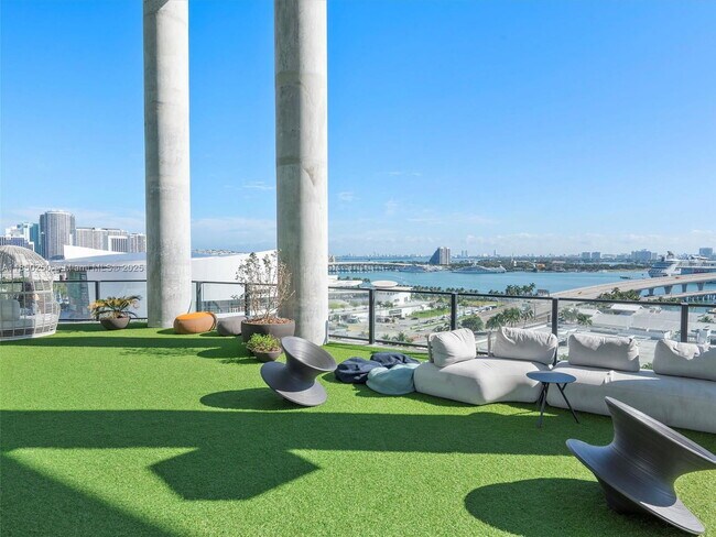 Building Photo - 398 NE 5th St