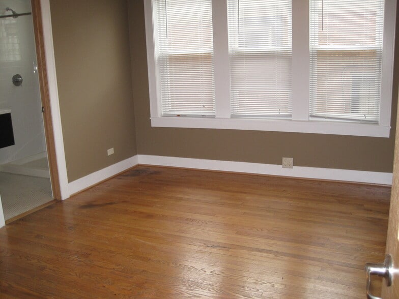 2nd bedroom with bath - 2937 N Dawson Ave